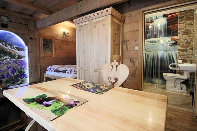 Góralski domek Waluś - salon z sypialnią i łazienka na parterze