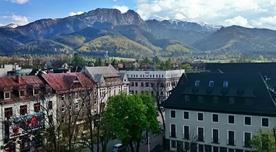 widok na Giewont z centrum Zakopanego